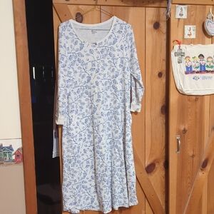 HUE Blue and White Floral Nightgown